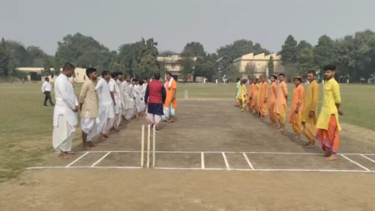 हमीरपुर: धोती-कुर्ते में खेला गया अनोखा क्रिकेट मैच, संस्कृत में हुई कमेंट्री, देखने वाले रह गए हैरान UP Tak