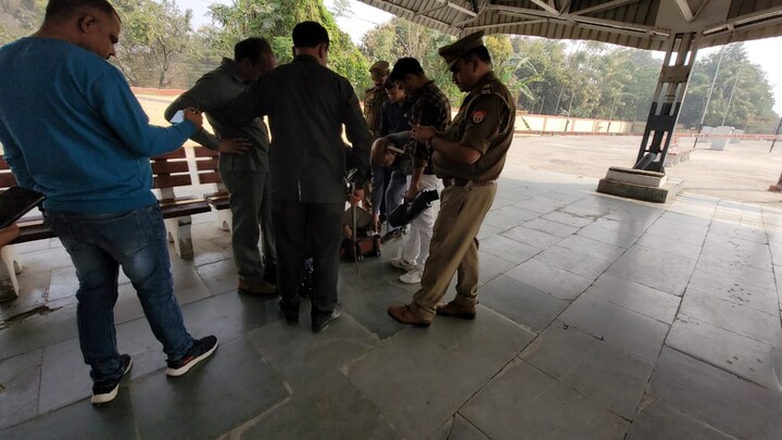 मिर्जापुर: रेलवे स्टेशन पर दिखा लावारिस बैग, लोगों ने समझा बम, फिर सच्चाई जान सभी चौंक गए UP Tak