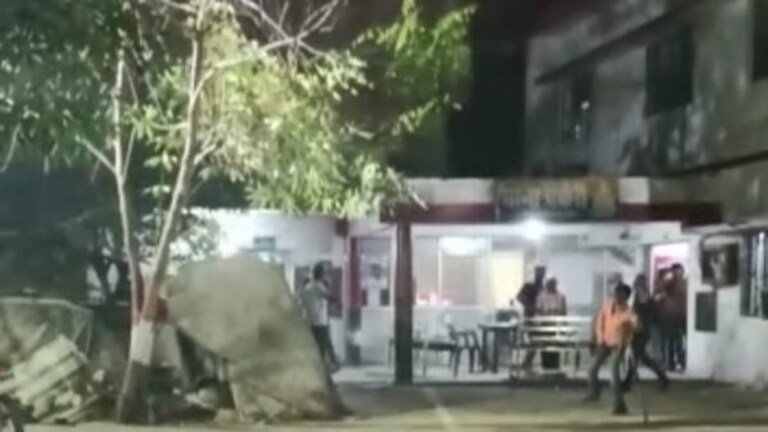 कानपुर: दुस्साहस! थाने में पुलिस के सामने ही दो पक्षों में हुआ जमकर पथराव? मारपीट, जानें UP Tak