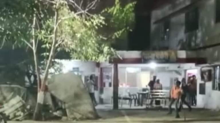 कानपुर: दुस्साहस! थाने में पुलिस के सामने ही दो पक्षों में हुआ जमकर पथराव? मारपीट, जानें UP Tak