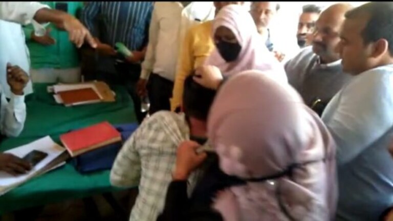 जौनपुर: 4 निकाह किए, 2 पत्नियों ने जमकर कूटा शौहर, बोलीं- बच्चा होने के बाद छोड़ देता है UP Tak