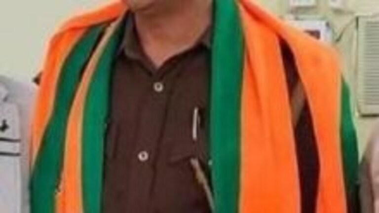 पीलीभीत: इंस्पेक्टर के गले में BJP का पटका, फोटो वायरल, अब पूर्व IPS अमिताभ ठाकुर ने की ये मांग UPTak