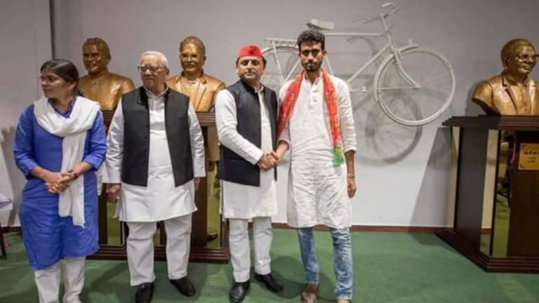 उमेश पाल हत्याकांड के ‘मुख्य साजिशकर्ता’ की तस्वीरें आई सामने, अखिलेश के साथ भी आया नजर उमेश पाल हत्याकांड के 'मुख्य साजिशकर्ता' की तस्वीरें आई सामने, अखिलेश के साथ भी आया नजर