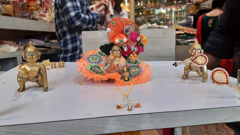 वाराणसी: ओलंपिक विजय का खुमार चढ़ा जन्माष्टमी पर, भाला और बैडमिंटन के साथ नजर आ रहे नंदलाल UPTak