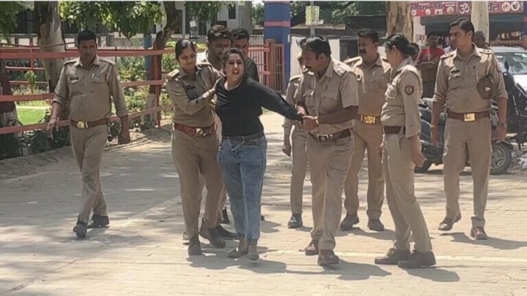 नोएडा: महिला ने थाने में किया पेट्रोल छिड़क कर आग लगाने का प्रयास, पुलिस ने बताया ये कारण UP Tak