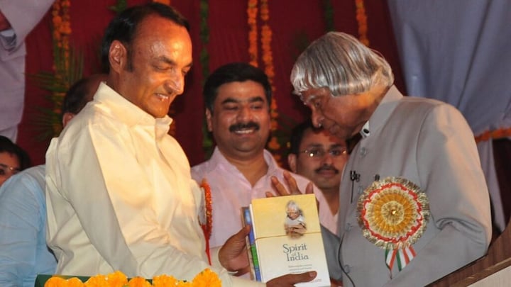 जानें कौन हैं यूपी के डॉ. अरविंद गोयल, जिन्होंने गरीबों को दान कर दी 600 करोड़ की संपत्ति UP Tak