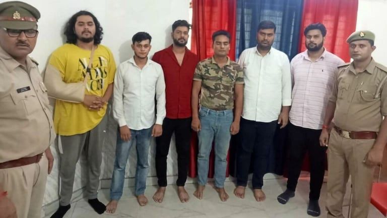 नोएडा: सोसाइटी में घुसे युवकों ने कहा- हम श्रीकांत के भूखे बच्चों को खाना खिलाने गए थे UPTak