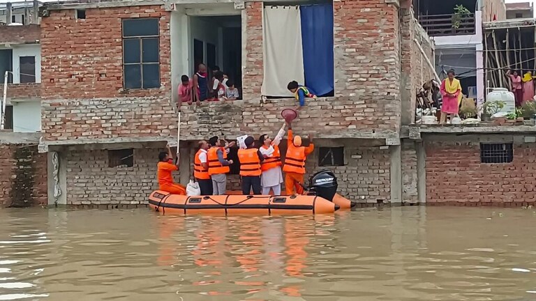 प्रयागराज: पीएम मोदी और सीएम योगी की तस्वीर लगी राहत सामग्री बाढ़ पीड़ितों को बांटी गई UP Tak