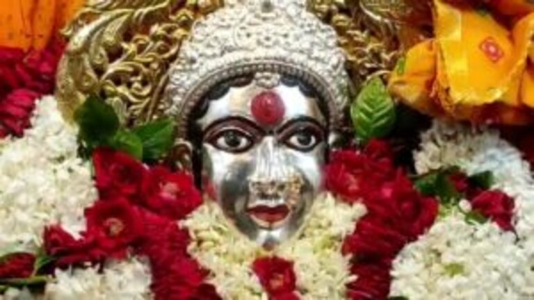 वाराणसी: नवरात्रि के दूसरे दिन माता ब्रह्मचारिणी के दरबार में उमड़े हजारों श्रद्धालु UP Tak