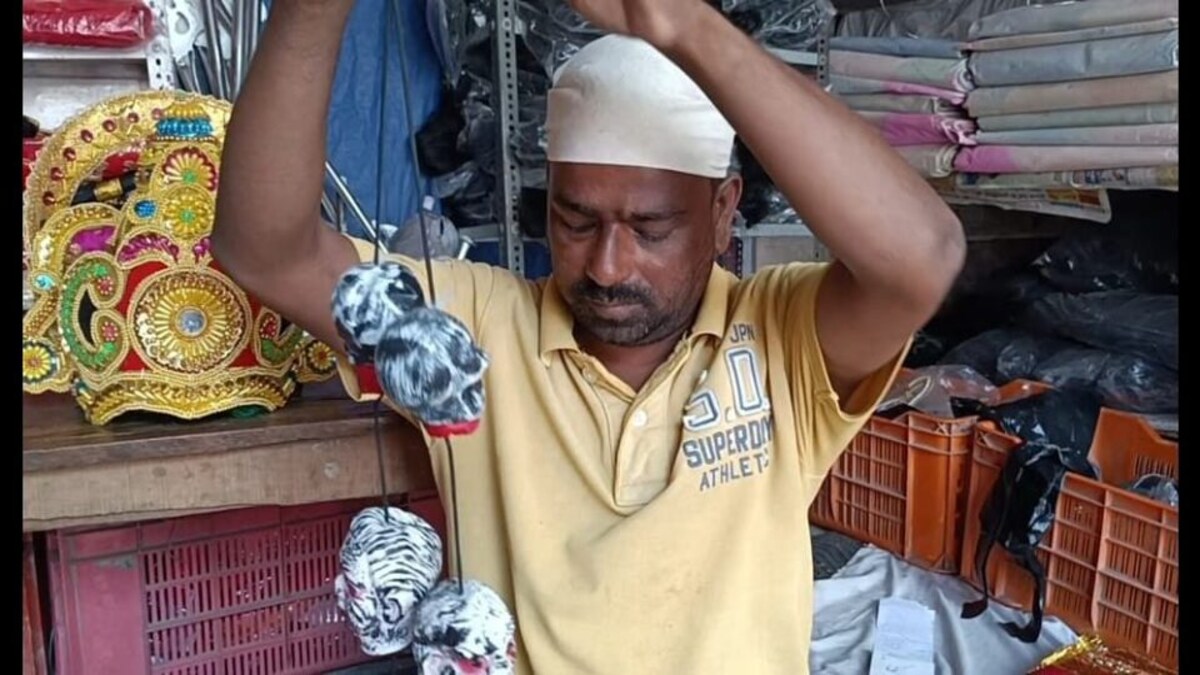 प्रयागराज: सालों से रामलीला कलाकारों के लिए श्रृंगार का सामान बनाता है यह मुस्लिम परिवार UP Tak
