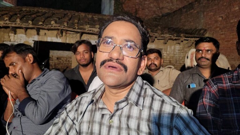 आजमगढ़: खराब सड़क देख मां ने सांसद बेटे निरहुआ को डांटा, भोजपुरी स्टार बोले- बन जाई माई UP Tak