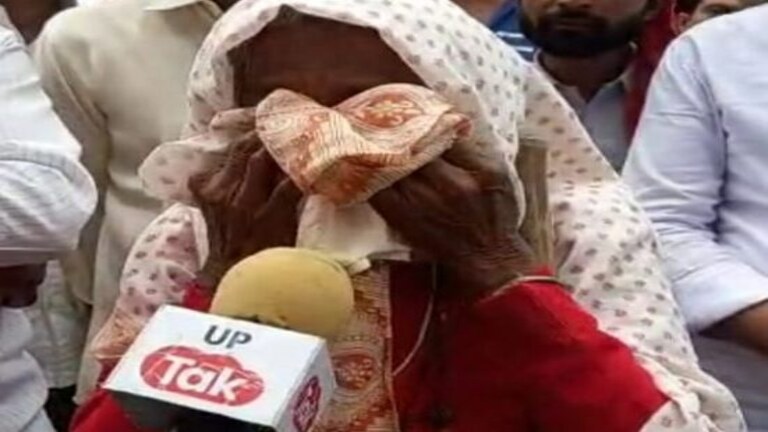 चलने में दिक्कत पर मुलायम के अंतिम दर्शन को पहुंचीं अम्मा, रोकर कहा- हमारा सहारा टूट गया UP Tak