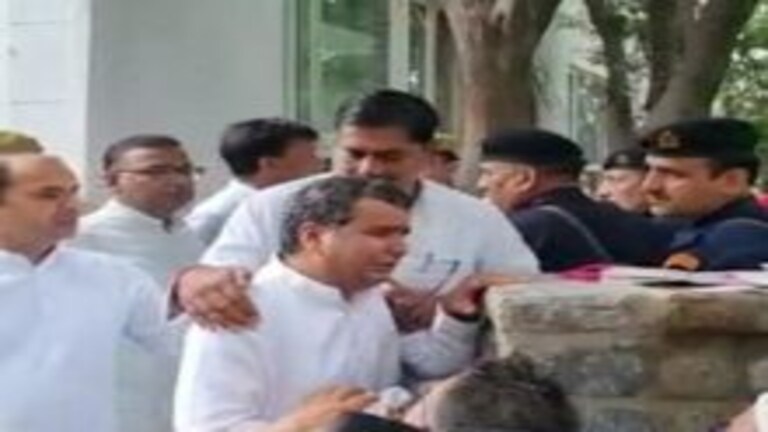 सैफई: आपने आंसुओं को नहीं रोक पाए धर्मेंद्र यादव, दीवार पकड़ लगे फूट-फूटकर रोने UP Tak