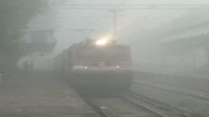 Gorakhpur Weather: कोहरे की मार, धीमी पड़ी ट्रेनों की रफ्तार, नहीं लैंड कर सकी प्लेन UP Tak