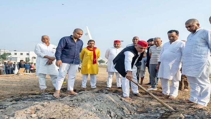 सैफई में चाचा शिवपाल के साथ मिल पिता मुलायम सिंह की अस्थियां एकत्र करते दिखे अखिलेश यादव UP Tak