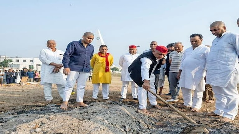 सैफई में चाचा शिवपाल के साथ मिल पिता मुलायम सिंह की अस्थियां एकत्र करते दिखे अखिलेश यादव UPTak