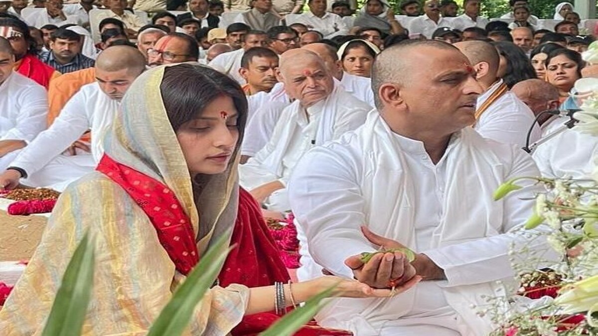 पिता मुलायम के लिए अखिलेश और प्रतीक ने साथ में किया हवन, बहू डिंपल-अपर्णा भी रहीं मौजूद UP Tak