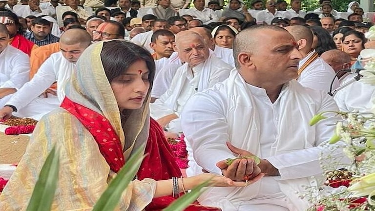 पिता मुलायम के लिए अखिलेश और प्रतीक ने साथ में किया हवन, बहू डिंपल-अपर्णा भी रहीं मौजूद UP Tak
