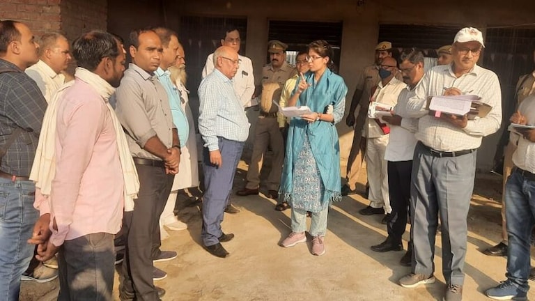 चंदौली की डीएम ईशा दुहन अचानक पहुंच गई ITI की नई बन रही बिल्डिंग पर, ईंट उठा कर कही ये बात UP Tak