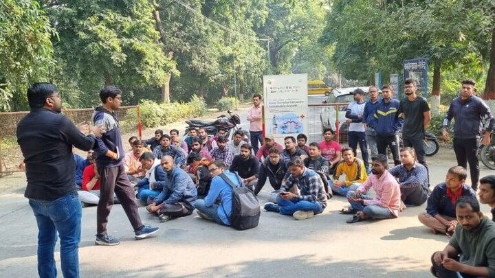 वाराणसी: सेमेस्टर एग्जाम नहीं दिए जाने से नाराज बीएचयू लॉ के छात्र रास्ता रोक धरने पर बैठे UP Tak