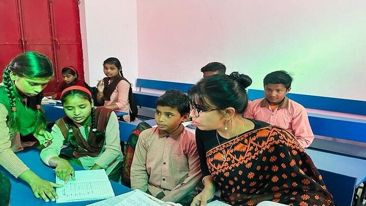 बरेली कमिश्नर ने बच्चों के साथ बांटा प्यार, अभिभावक और शिक्षक दोनों बन गईं, देखें तस्वीरें UP Tak