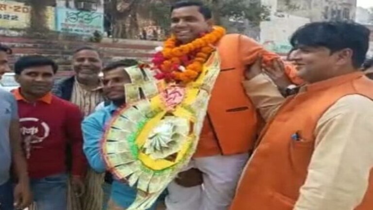 संभल: अपहरण मामले जेल से बाहर आए कथित BJP नेता का हुआ भव्य स्वागत, पहनाई गई नोटों की माला UP Tak