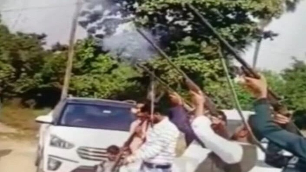 बस्ती: शादी में दिखाया असलहों का रौब! तड़तड़ाने लगे 5 हथियार तो मची सनसनी, वीडियो वायरल UP Tak