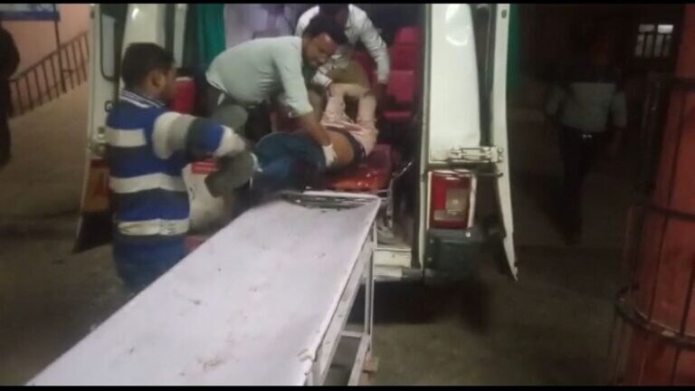 हाथरस: केंटर टाटा से भिड़ी कार, भीषण हादसे में तीन लोगों की मौत UP Tak