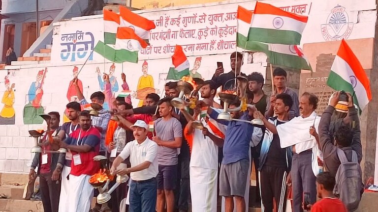 काशी तमिल संगमम: तमिलनाडु के प्रतिनिधियों ने हनुमान घाट पर मां गंगा की उतारी आरती UP Tak