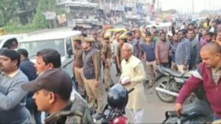 प्रयागराज: घरेलू विवाद में बेटे ने माता-पिता को मारी गोली, दोनों हॉस्पिटल में भर्ती UP Tak