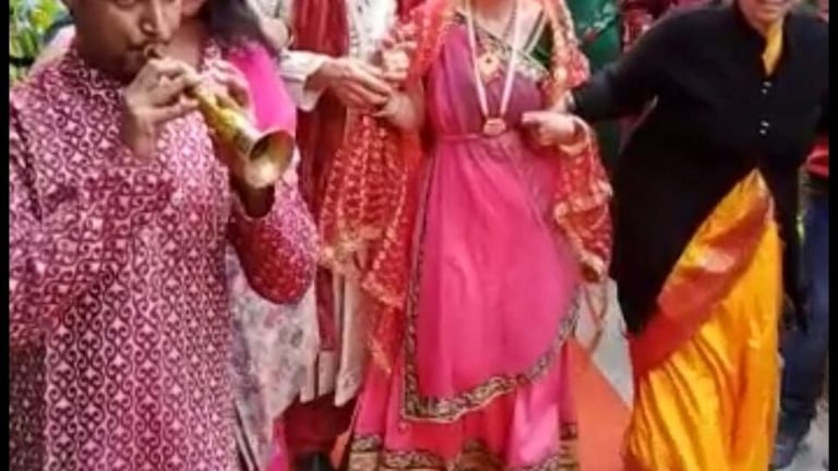 आगरा: शादी की 40वीं वर्षगांठ पर इटली के कपल ने सनातन रीति-रिवाज से की दोबारा शादी UP Tak