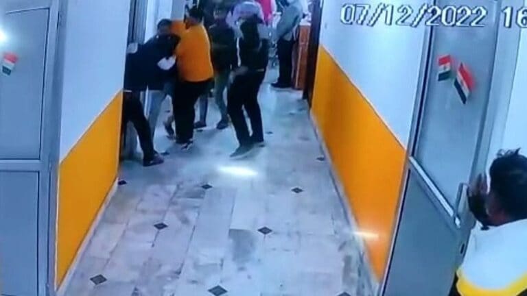 लखनऊ: मरीज के इलाज को लेकर डॉक्टरों और मैनेजर में हुई बहस, खुब चले लात-घूंसे, जानें UP Tak