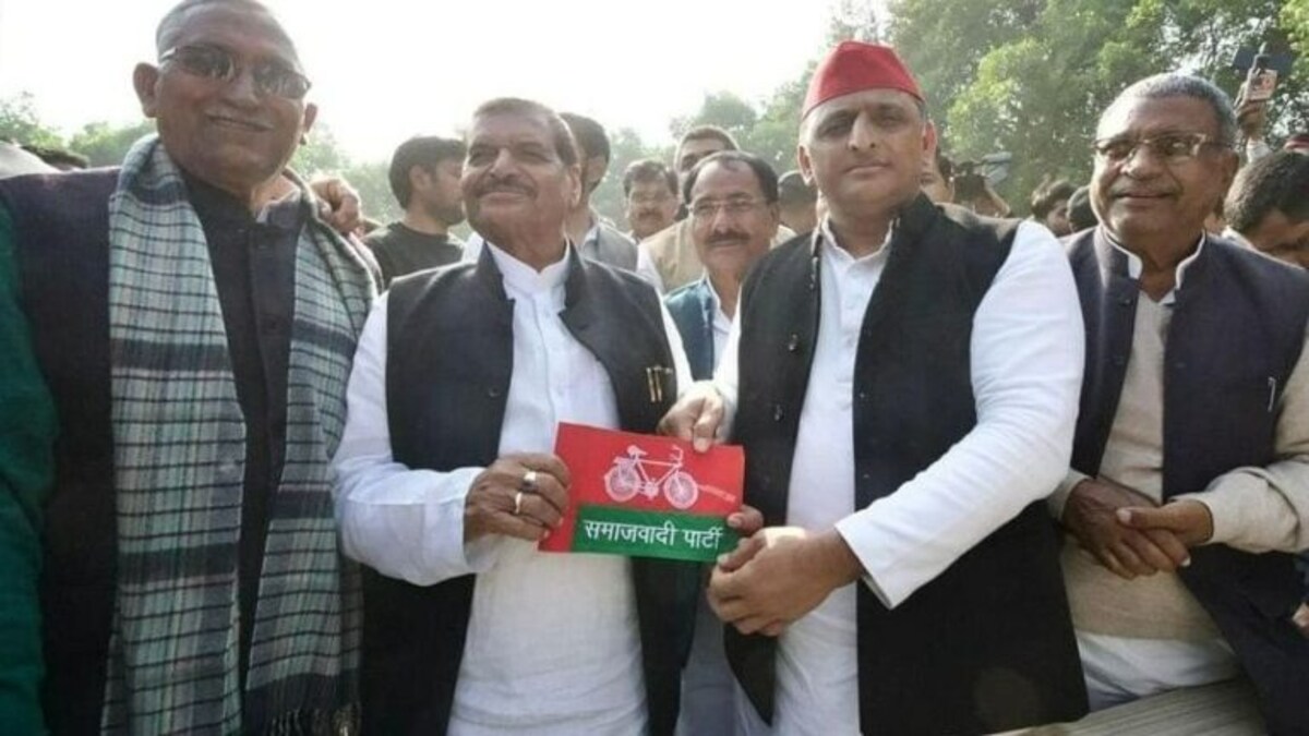 मैनपुरी उपचुनाव: अखिलेश ने दिया शिवपाल यादव को सपा का झंडा, प्रसपा का सपा में हुआ विलय UP Tak