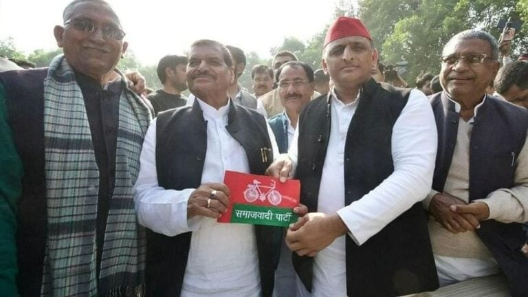 मैनपुरी उपचुनाव: अखिलेश ने दिया शिवपाल यादव को सपा का झंडा, प्रसपा का सपा में हुआ विलय UP Tak