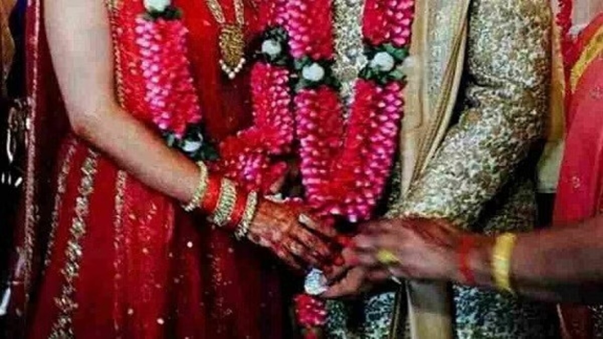 देवरिया: गांव के युवक ने वायरल कर दी दुल्हन की अश्लील तस्वीर? पुलिस के पास पहुंचा ससुर WhatsApp_Image_2022_12_08_at_8_39_16_AM