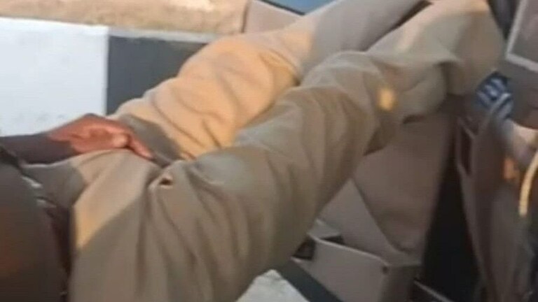 हमीरपुर: बुंदेलखंड एक्सप्रेसवे पर ड्यूटी के दौरान सोते मिले दारोगा? वीडियो हुआ वायरल UP Tak