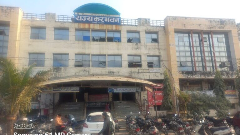 गोरखपुर: गजब! GST छापेमारी की फैली पूरे शहर में अफवाह और दुकानें होती चली गईं बंद UP Tak