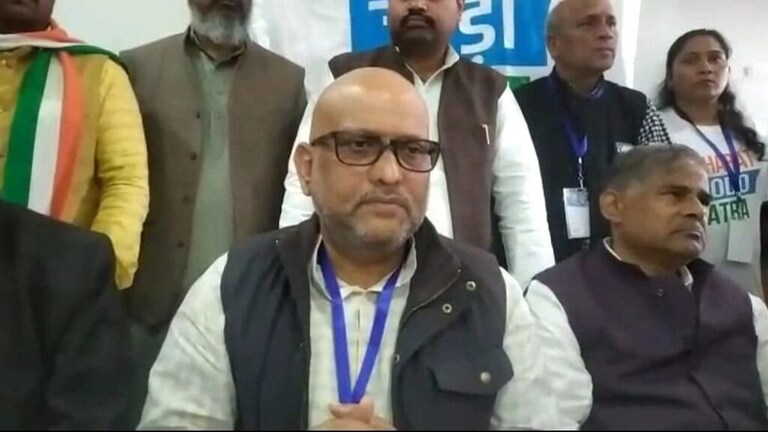 पीएम मोदी को चैलेंज देते हुए कांग्रेस नेता अजय राय ने स्मृति ईरानी पर की ‘विवादित टिप्पणी’ UP Tak