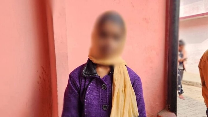 गोरखपुर: थाने पहुंच बच्चियों ने जान बचाने की लगाई गुहार, बोलीं- मां गर्म चाकू से दागती है UP Tak