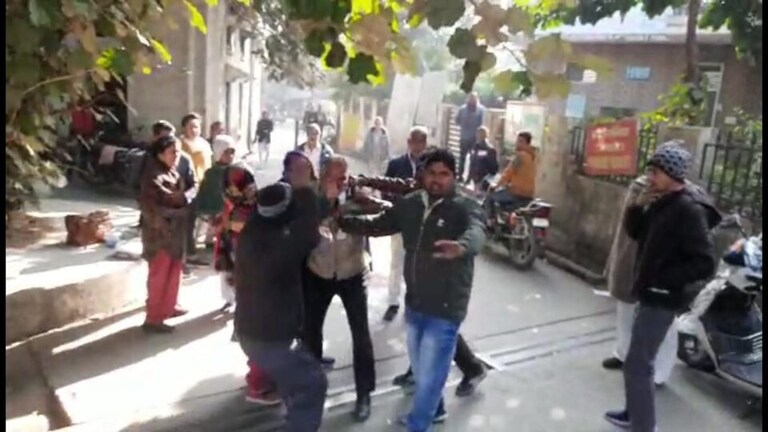 मुजफ्फरनगर: कोर्ट परिसर में लड़की के परिजनों ने प्रेमी के पिता की जमकर कर दी धुनाई UP Tak