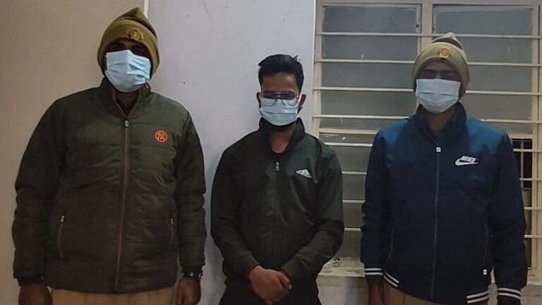 फतेहपुर: सरकारी कर्मचारी ने छात्रा का बनाया अश्लील वीडियो, फिर करने लगा ब्लैकमेल, अरेस्ट UPTak