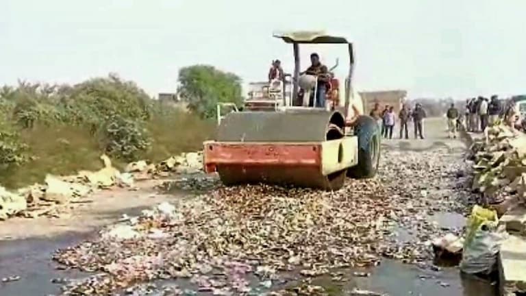 चंदौली: बिहार जा रही शराब लगी थी UP पुलिस के हाथ और फिर गरजा रोड रोलर, देखते रह गए लोग UPTak
