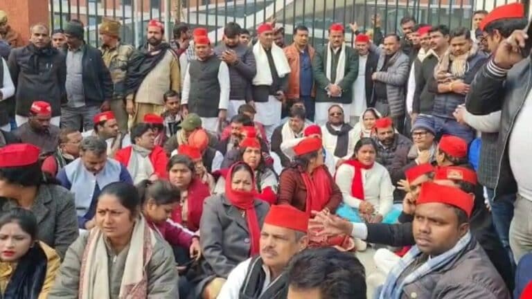 लखनऊ: सपा नेताओं ने किया था पुलिस मुख्यालय के बाहर प्रदर्शन, अब दर्ज हो गई FIR, जानें UPTak