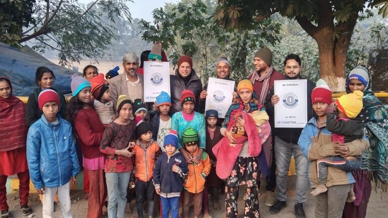 IIMC एलुमनाई एसोसिएशन के यूपी चैप्टर की तरफ से झुग्गियों में बांटे गए गर्म कपड़े UP Tak