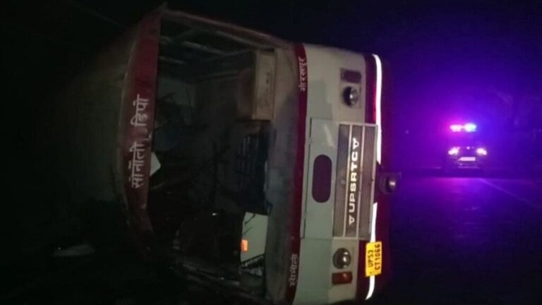 महराजगंज में भीषण हादसा! रोडवेज बस पुल की रेलिंग से टकराकर पलटी, 40 यात्री घायल UP Tak