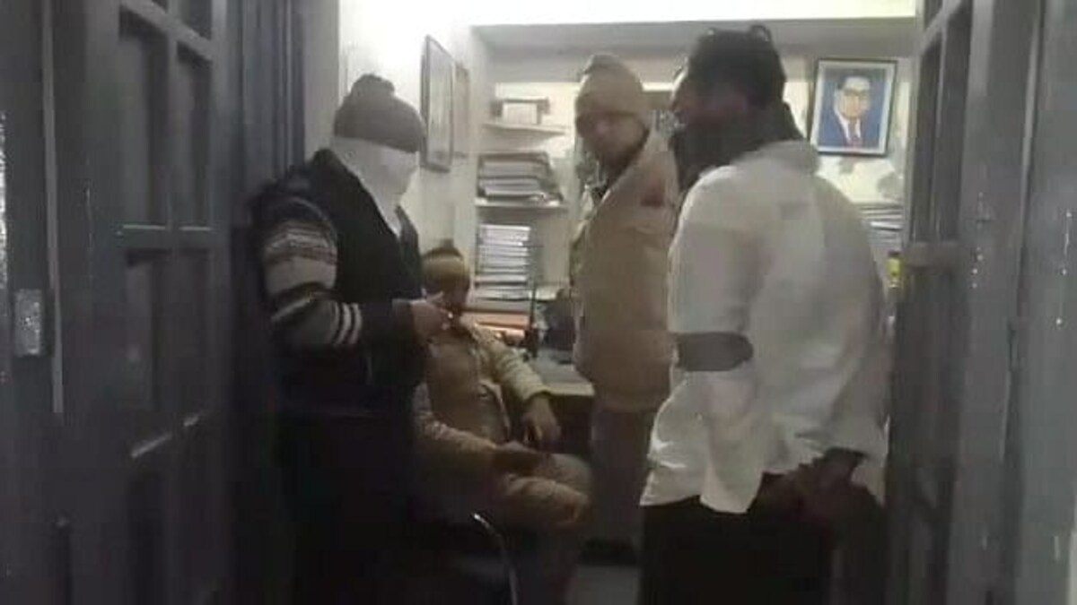 मेरठ कार्तिक मर्डर केस: हत्यारोपी बेटे को लेकर थाने पहुंचा पिता, बोला- वो मार देंगे इसे UP Tak
