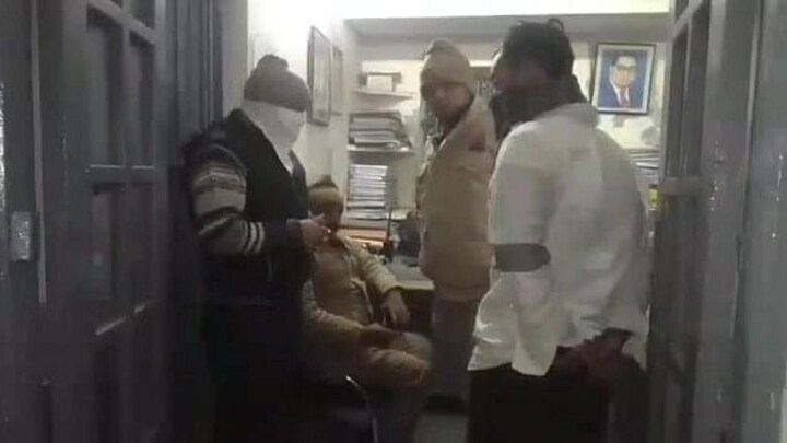 मेरठ कार्तिक मर्डर केस: हत्यारोपी बेटे को लेकर थाने पहुंचा पिता, बोला- वो मार देंगे इसे UP Tak