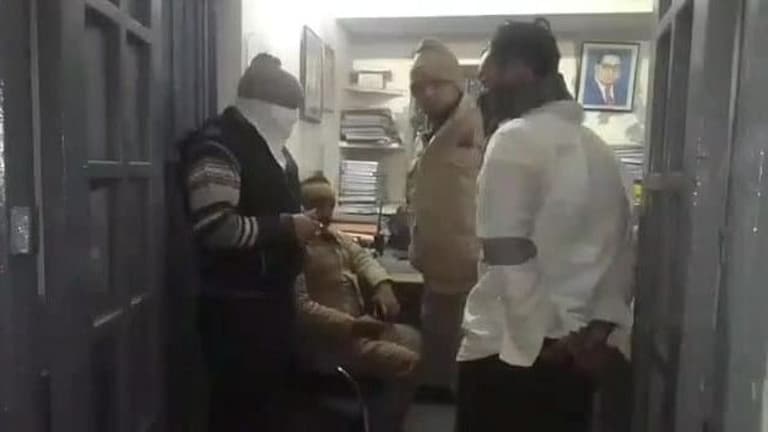 मेरठ कार्तिक मर्डर केस: हत्यारोपी बेटे को लेकर थाने पहुंचा पिता, बोला- वो मार देंगे इसे UP Tak