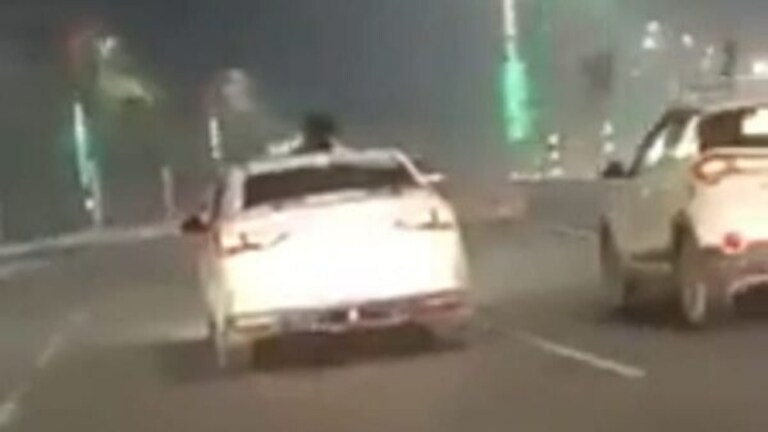 लखनऊ: सड़क पर चलती कार का सनरूफ खोल कपल ने की ये हरकत, किसी ने वीडियो बना कर दिया वायरल UpTak