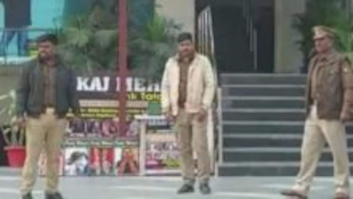 जब UP के सिनेमाघरों में लगी शाहरुख की पठान तो ऐसा रहा हाल, जानें दर्शक मिले या हुआ विरोध? UP Tak